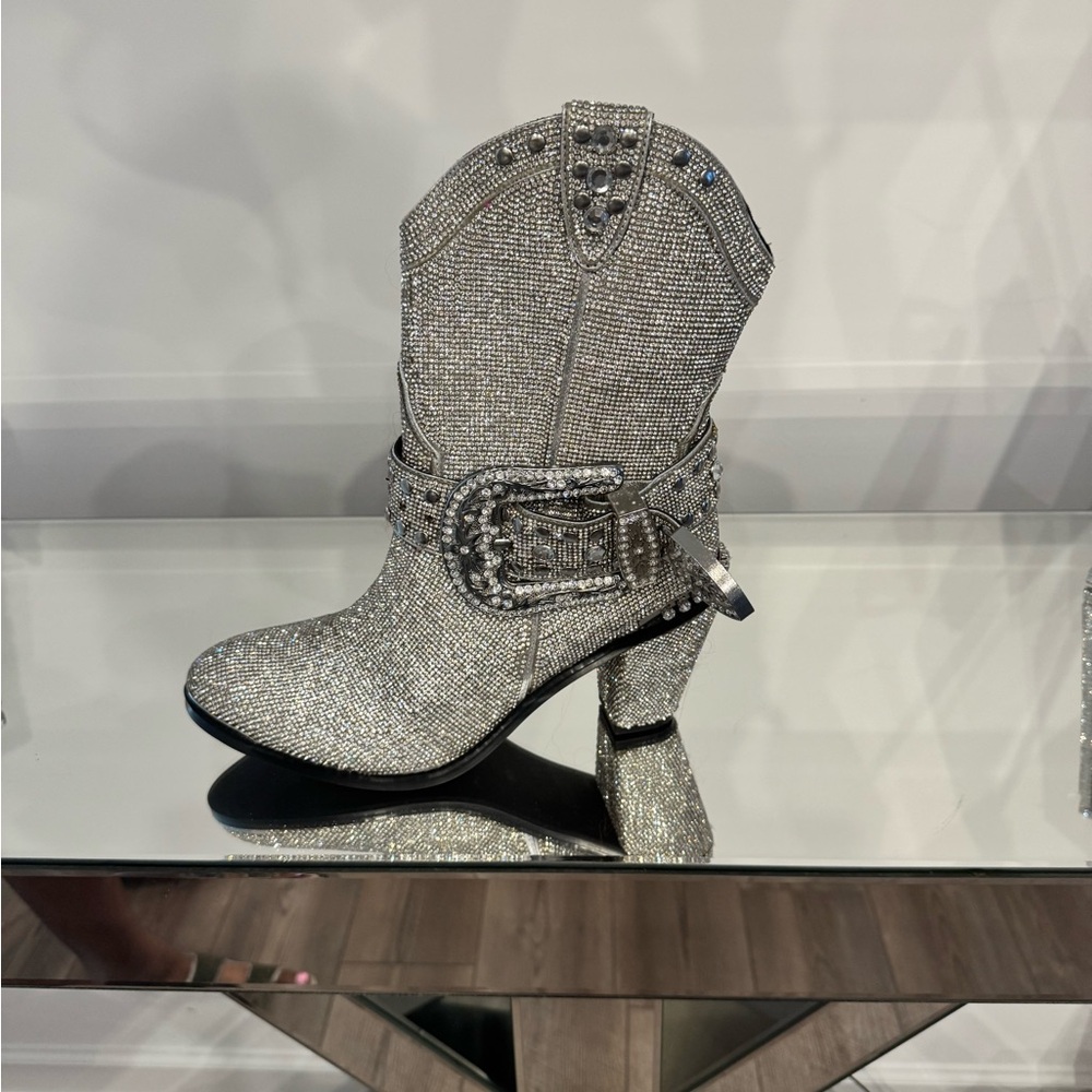 Club Exx Dolls kill Silver Embellished Women's Western Boots
Cowboy Carter